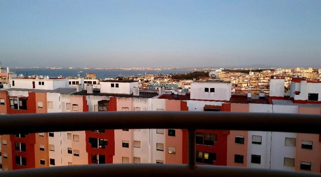River View & Close To The Beach - Quarto Em Almada Exterior foto